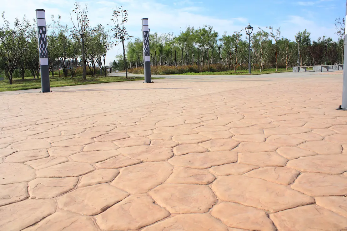 Zone de détente d'une université avec sol en béton imprimé à Orleans